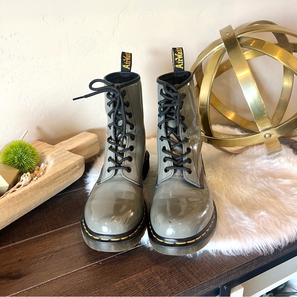 DR. MARTENS| 1460 YS Gunmetal Gray Patent Leather 8 Eyelet Lace Up Boots
